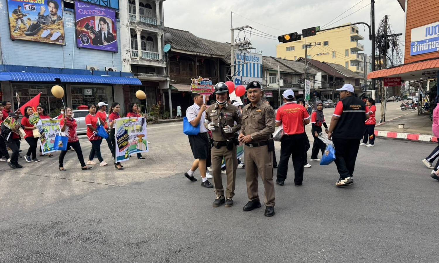 พ.ต.อ.ปัญญา ท้วมศรี ผกก.สภ.เมืองชุมพร อำนวยความสะดวกด้านการจราจร ในการรณรงค์โค้งสุดท้ายการเลือกตั้งสมาชิกสภาองค์การบริหารส่วนจังหวัดชุมพร (Big Day)