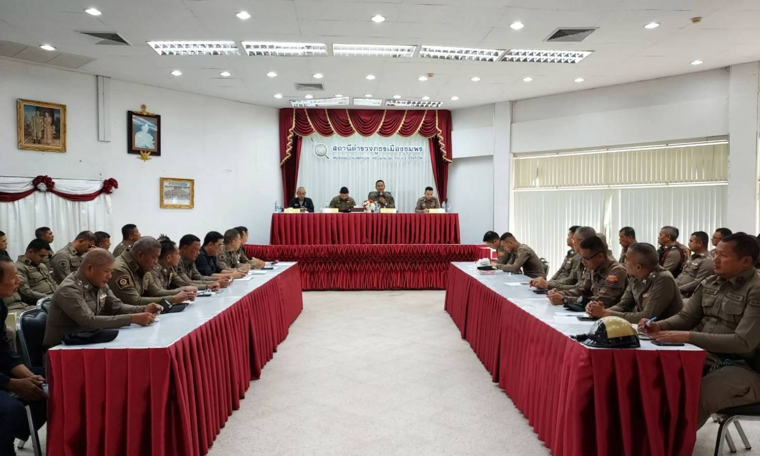 ประชุมประจำเดือนกุมภาพันธ์ 2568 สถานีตำรวจภูธรเมืองชุมพร ครั้งที่ 2/2568 ณ ห้องประชุมชั้น 4 