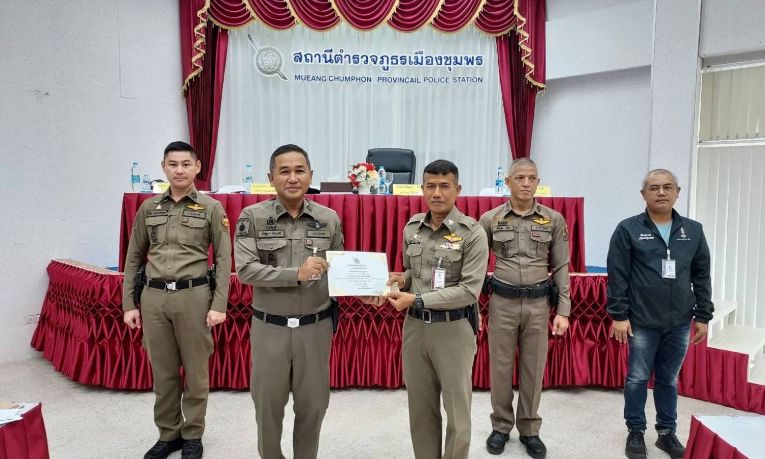 ข่าวกิจกรรมที่ 4 พ.ต.อ.ปัญญา ท้วมศรี ผกก.สภ.เมืองชุมพร เป็นประธานในการประชุมประจำเดือน กุมภาพันธ์ พ.ศ.2568 โดยก่อนวาระการประชุม ได้มอบรางวัลแก่ผู้ที่ได้รับการคัดเลือก เป็นข้าราชการตำรวจดีเด่นประจำเดือน กุมภาพันธ์ 2568