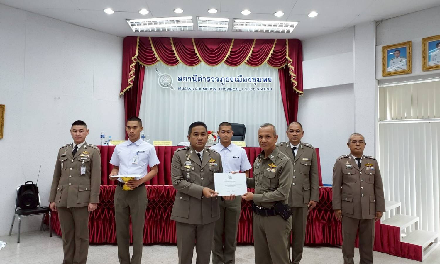 ข่าวกิจกรรมที่ 5 พ.ต.อ.ปัญญา ท้วมศรี ผกก.สภ.เมืองชุมพร เป็นประธานในการประชุมประจำเดือน มีนาคม พ.ศ.2568 โดยก่อนวาระการประชุม มีการมอบประกาศเกียรติคุณให้กับข้าราชการตำรวจที่ประพฤติปฏิบัติดีเยี่ยมตามประมวลจริยธรรมข้าราชการตำรวจและกฎ ก.ตร.ว่าด้วยจรรยาบรรณของต
