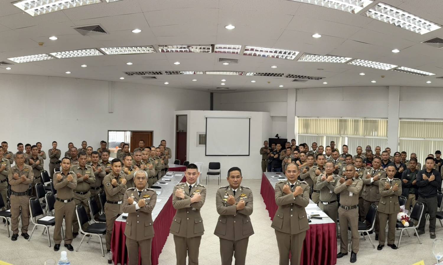 ข่าวกิจกรรมที่ 6 พ.ต.อ.ปัญญา ท้วมศรี ผกก.สภ.เมืองชุมพร พร้อมด้วยข้าราชการตำรวจ สภ.เมืองชุมพร ร่วมประชุมประจำเดือนพร้อมทั้งได้จัดอบรมข้าราชการตำรวจในสังกัด เรื่องต่อต้านการรับสินบน (Anti-Bribery Policy)