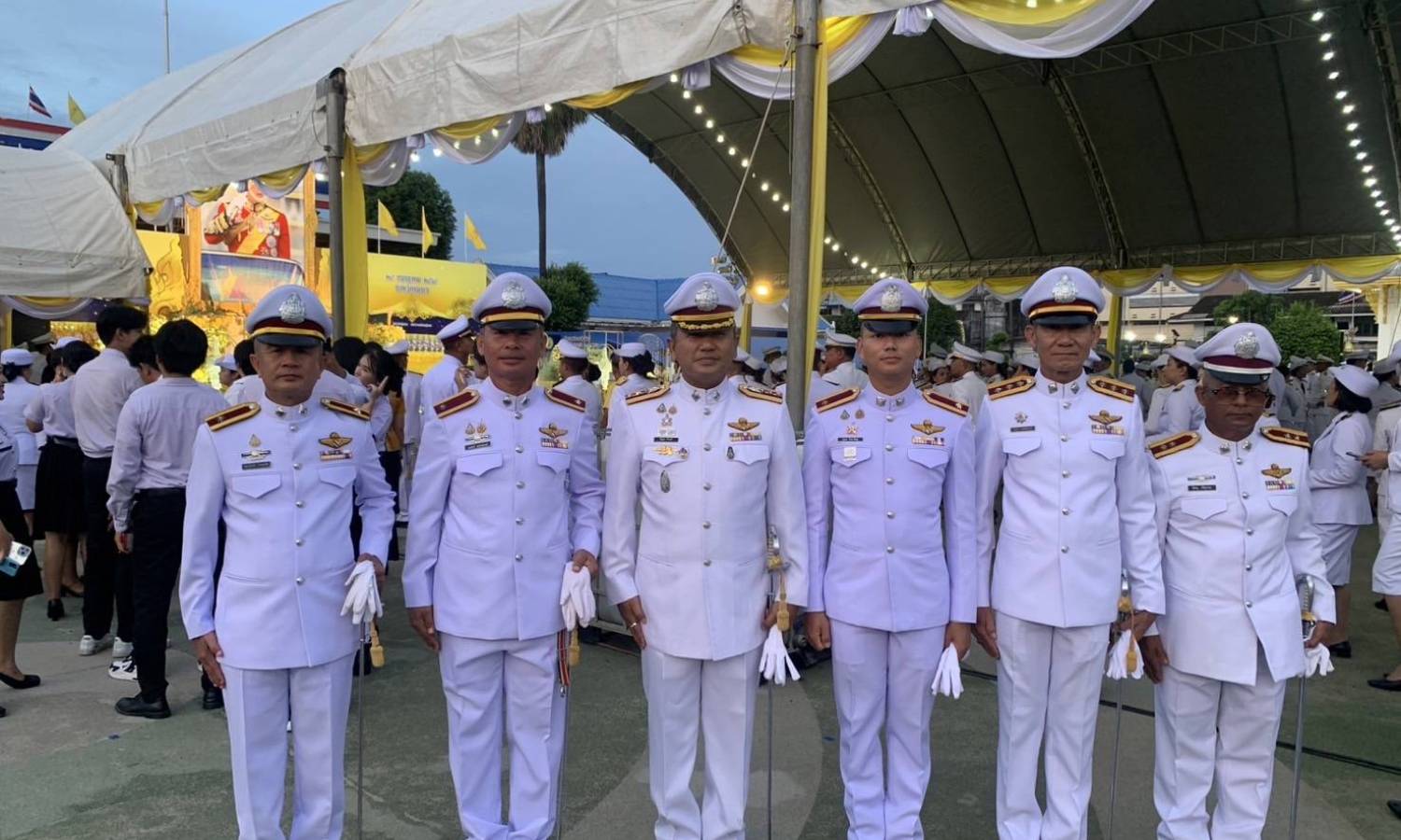 พ.ต.อ.ปัญญา ท้วมศรี ผกก.สภ.เมืองชุมพร และข้าราชการตำรวจในสังกัดสภ.เมืองชุมพร ร่วมพิธีถวายเครื่องราชสักการะวางพานพุ่มและพิธีจุดเทียนถวายพระพรชัยมงคล เนื่องในโอกาสวันเฉลิมพระชนมพรรษา  พระบาทสมเด็จพระเจ้าอยู่หัว 28 กรกฎาคม 2568 