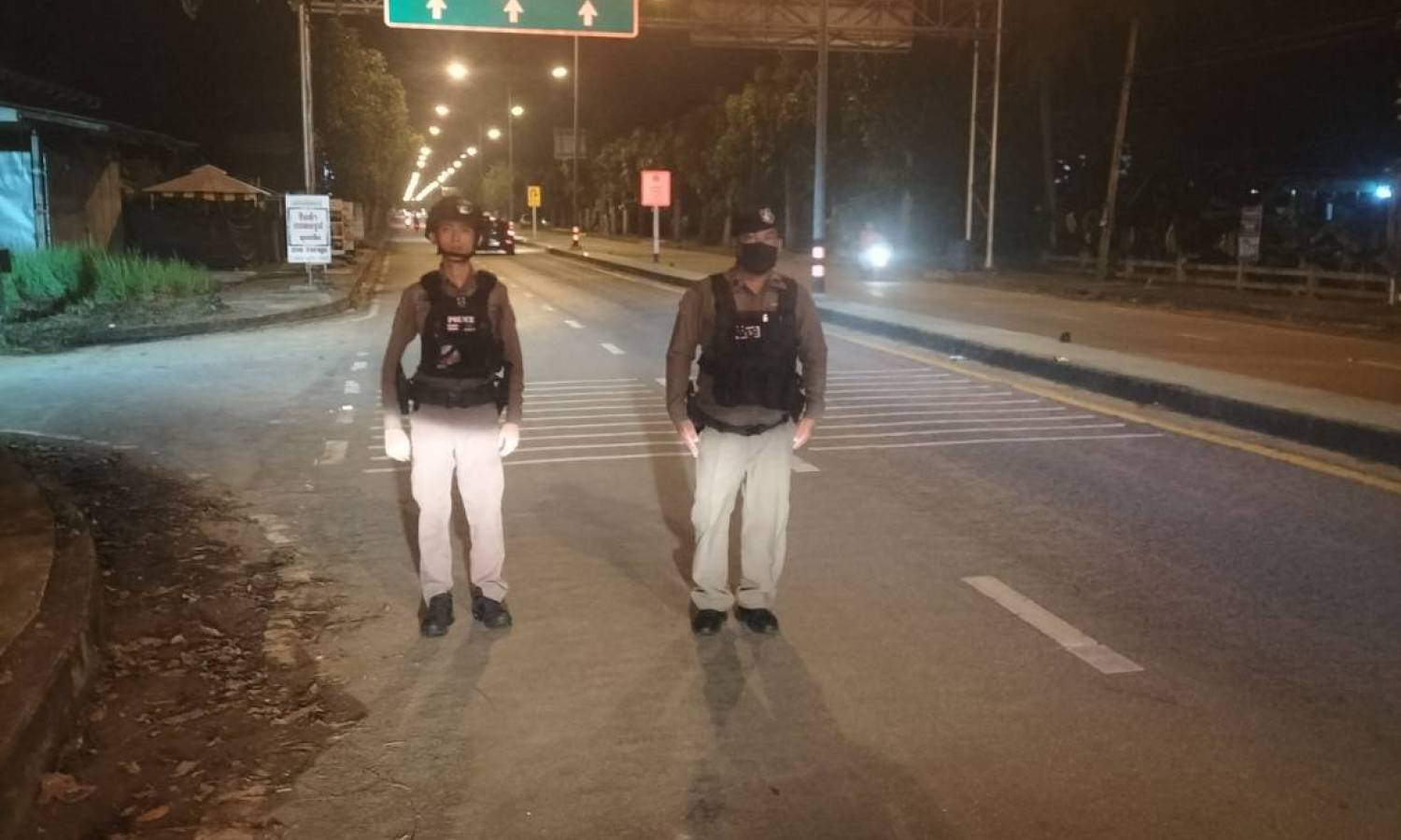 สายตรวจเขต 3 สภ.เมืองชุมพร ว.4 ป้องกันเหตุบริเวณจุดเสี่ยงที่จะเกิดเหตุอาชญากรรมบ่อยครั้ง