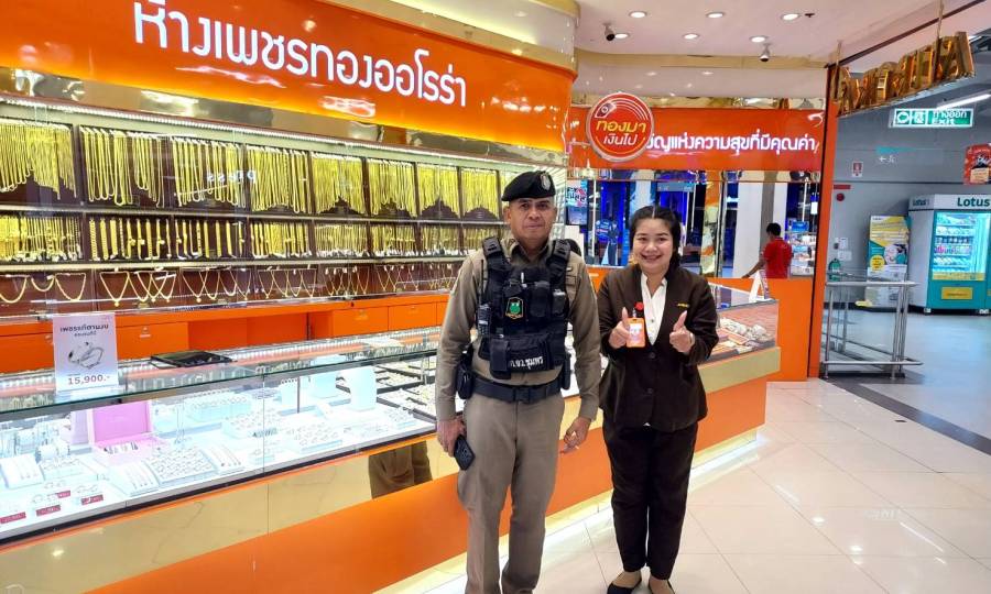 ร.ต.อ.ไสว เลื่อนแก้ว ร้อยเวร 20 ร.ต.ต.สุทธิพร ตันหยง 221 ว.4 ตรวจสอบ ร้านทอง​ ห้างสรรพสินค้า​ ชุมชน​ และบริเวณจุดเสียงที่จะเกิดเหตุอาชญากรรมบ่อยครั้ง