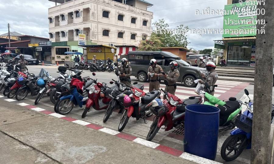 พ.ต.อ.ปัญญา ท้วมศรี ผกก.สภ.เมืองชุมพร สั่งการให้ ร.ต.อ.ศรายุทธ บุญญพิพัฒกุลปฏิบัติหน้าที่ รอง สว.จร.สภ.เมืองชุมพร ว.4 ปล่อยแถวหน้าโรงเรียนศรียาภัย - ว.20 การจอดในเขตห้ามจอดหน้า โรงพยาบาลชุมพร