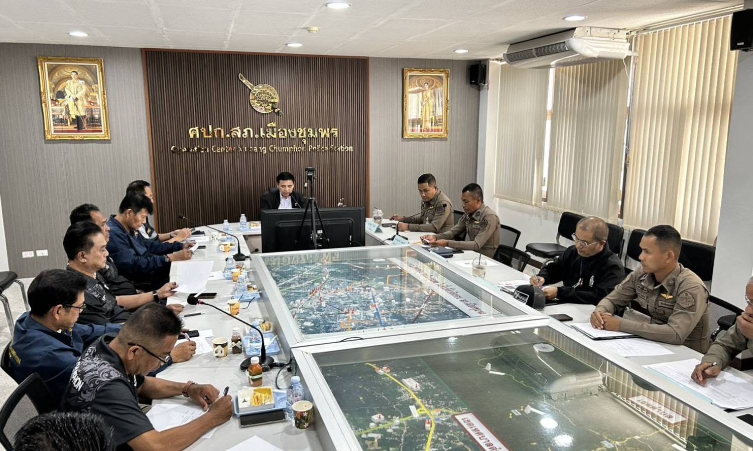 พ.ต.อ.ปัญญา ท้วมศรี  ผกก.สภ.เมืองชุมพร และเจ้าหน้าที่ที่เกี่ยวข้อง  ร่วมประชุมคณะกรรมการ  ตรวจสอบและติดตามการบริหารงานตำรวจ สถานีตำรวจภูธรเมืองชุมพร(กต.ตร.สภ.เมืองชุมพร)  โดยมี นายนวพล ดันสูงเนิน  ประธานกต.ตร.สภ.เมืองชุมพร  เป็นประธานการประชุม